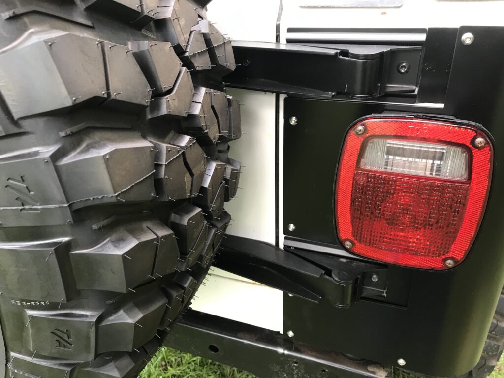 Jeep Wrangler TJ Replacement Tailgate Hinges Crown